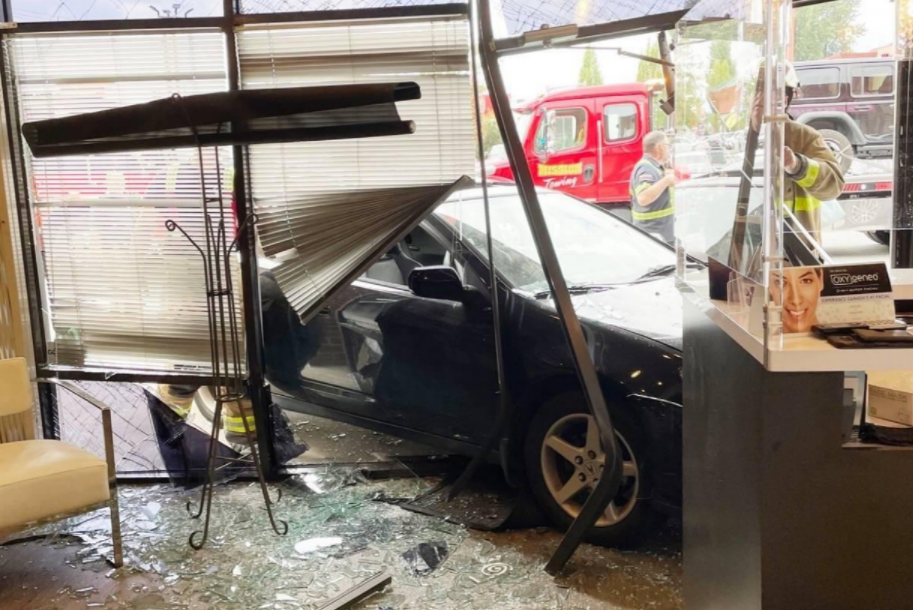 Una Mujer De 20 Años Muere Después De Que Un Automóvil Se Estrellara Contra Un Salon De Belleza