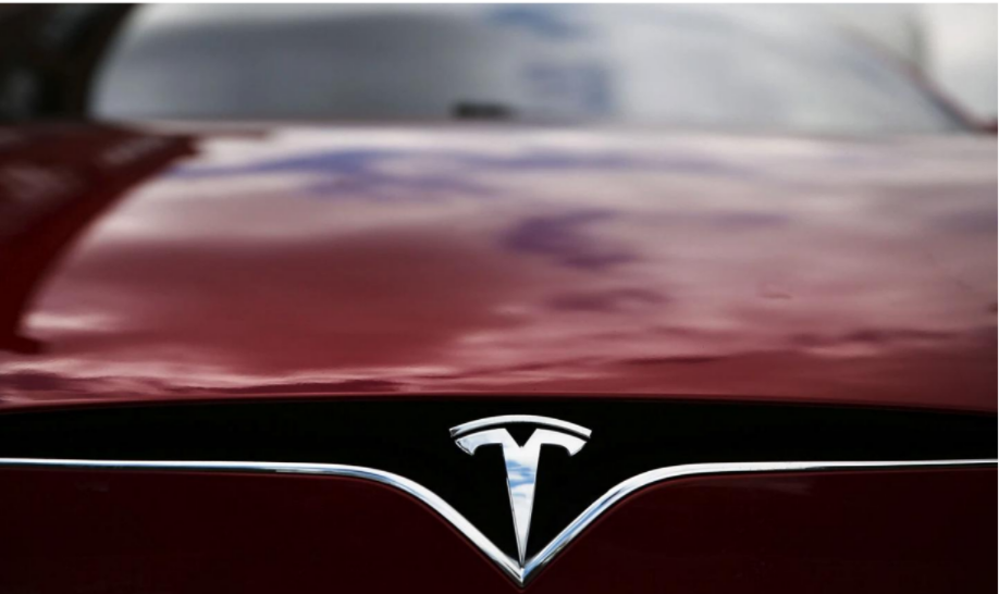 Un Tesla Se Estrella Contra Una Casa En Palm Harbor, Matando A 2