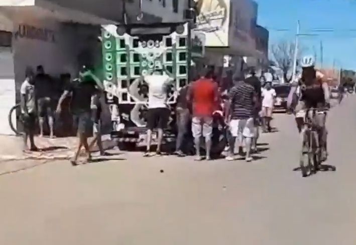 Una Madre De Dos Niños Muere Aplastada Por Un Altavoz Gigante Segundos Antes De Cruzar La Línea De Meta En Una Competición De Ciclismo