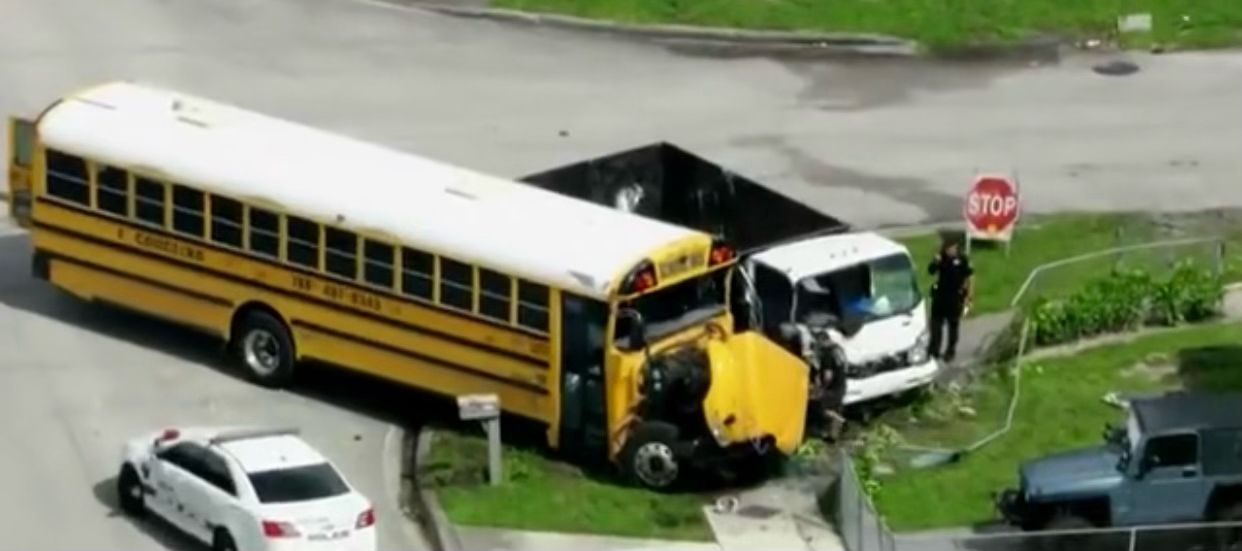 3 Adultos Y 3 Niños Heridos Tras Colisión De Un Autobús Escolar Y Un Camión De Basura En Hialeah