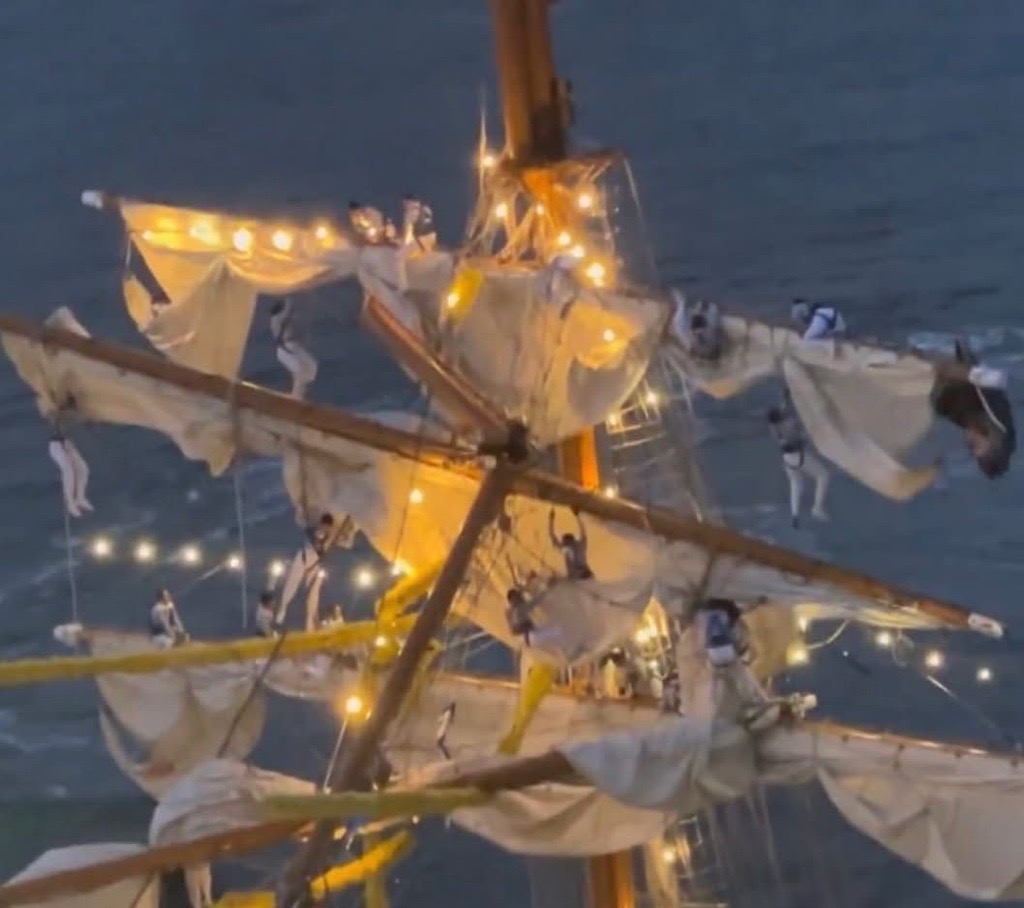 2 Dead After Mexican Tall Ship Hits Brooklyn Bridge Snapping Boat’s Masts