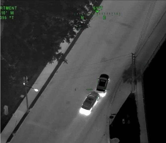 Un auto a alta velocidad que huía de la policía se estrelló contra un bar lleno de gente la madrugada del sábado,