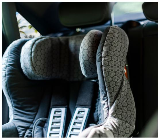 dejando a su hijo en un auto caliente