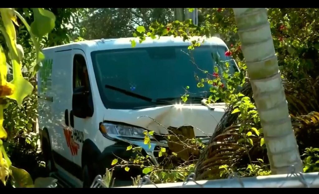 Persecución policial termina en choque frente a una vivienda en el noroeste de Miami-Dade; un herido y dos arrestados